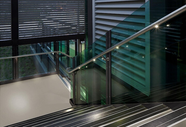 Traprenovatie en nieuwe balustrade kantoorgebouw